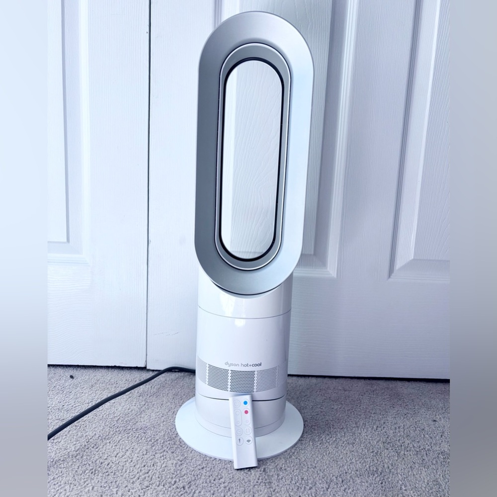 Dyson AM09 hot and cool bladeless fan with remote (white and silver color)